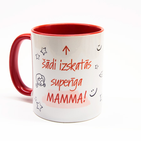balta krūze ar apdruku ar sarkanu iekšpusi un osiņu superīga mamma