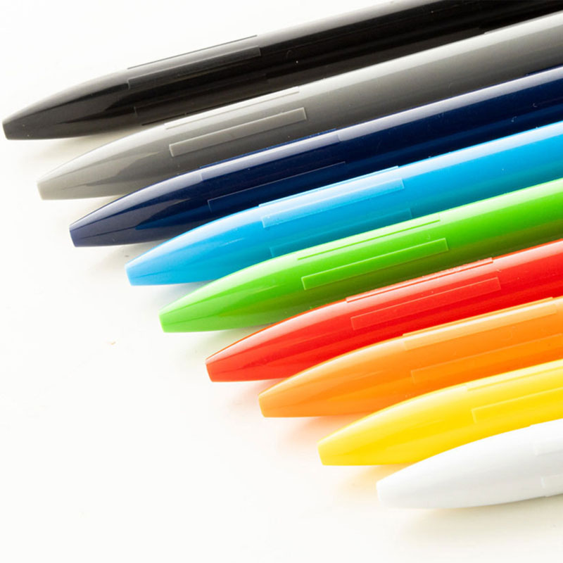 pārstrādātas plastmasas pildspalvas ar krāsainu korpusu un apdruku. Dekoratīvas detaļas.