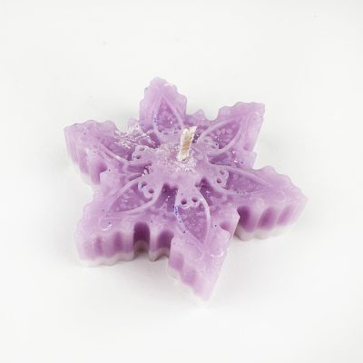 svece sniegpārsliņas formā violetā krāsā